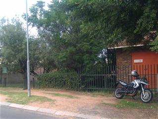Sunninghill Gardens Park - Gate